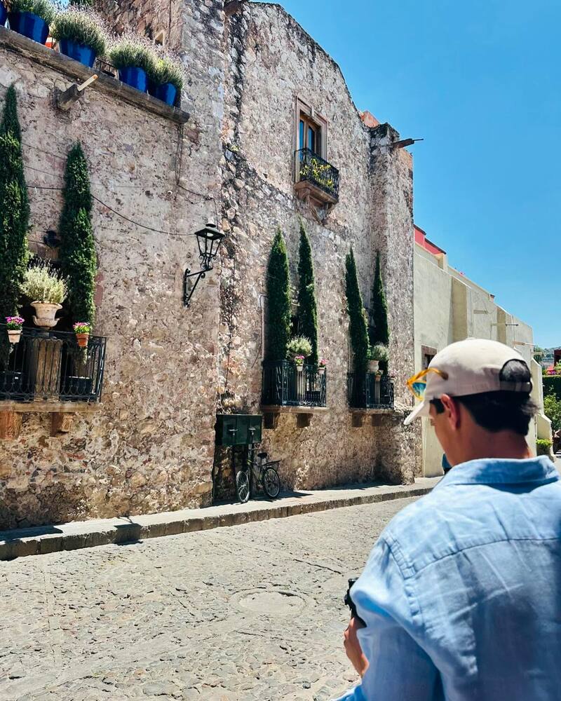 Máximo Menem registrando cada momento de su visita en México.