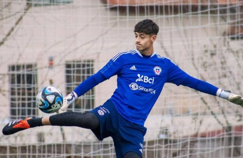 Martín Contreras con la indumentaria de La Roja.