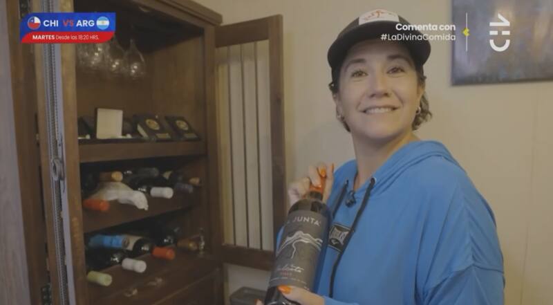 Carolina Soto mostrando orgullosa la colección de vinos de su pareja