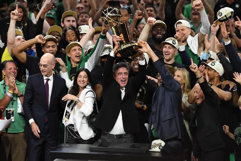 celebró a pie de campo junto a toda su gente. EFE.