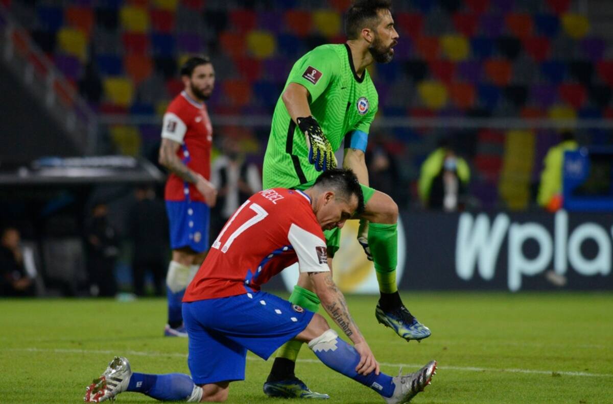 En España también destacaron actuación de Claudio Bravo en la Roja ante Argentina