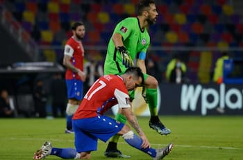 En España también destacaron actuación de Claudio Bravo en la Roja ante Argentina