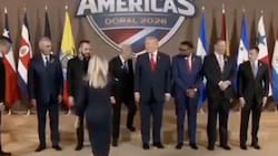 VIDEO | El incómodo momento en que José Antonio Kast es sacado del lado de Donald Trump