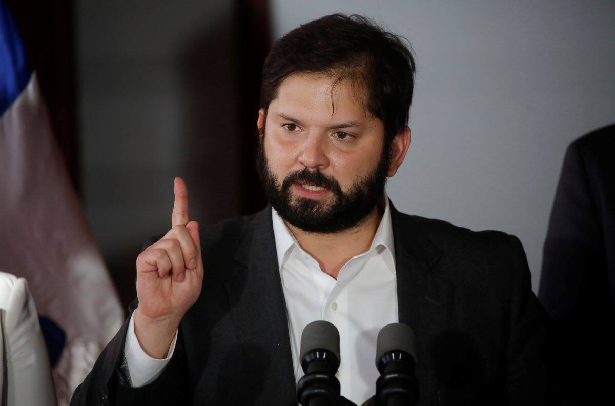 VIDEO | Gabriel Boric fue insultado por manifestantes tras su visita a periodista baleada en Meiggs