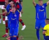 VIDEO | Impactante: jugador se desploma y convulsiona en pleno partido contra Flamengo