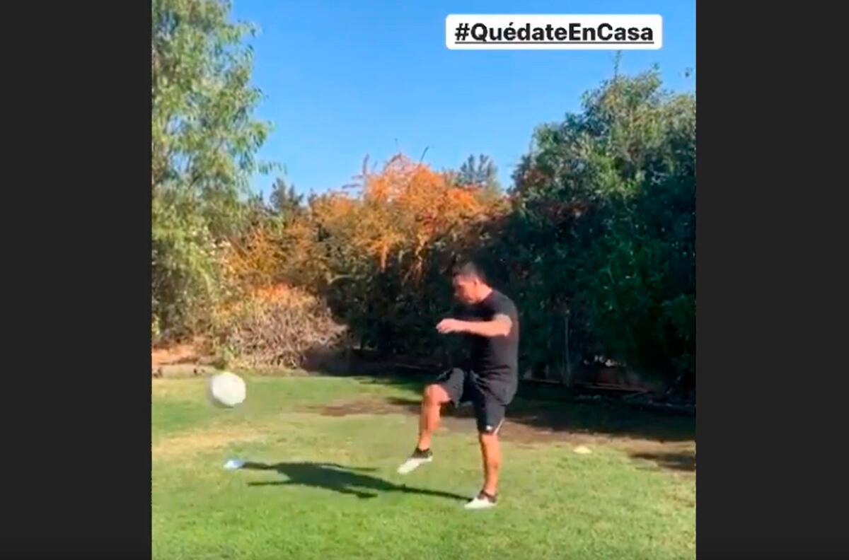 Esteban Paredes hace un llamado a quedarse en casa con un desafío de voleas