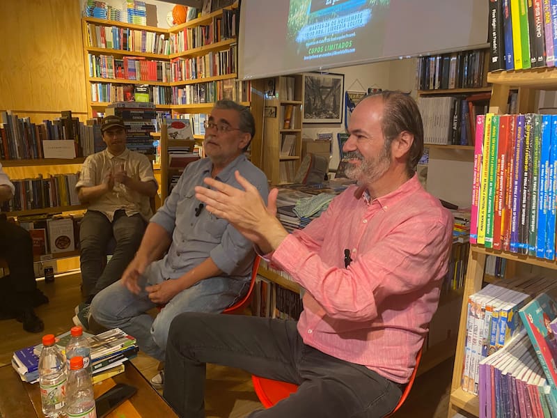 Juan Villoro vino a Chile a celebrar los 10 años de "Lolita". En la imagen, junto al escritor y periodista Francisco Moaut, dueño y fundador de la librería.