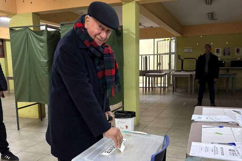 El exmandatario llegó a votar acompañado de su hijo, Ricardo Lagos Weber.