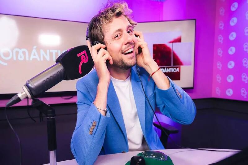 El animador dio su primer programa en Romántica, el cual se hará de lunes a viernes entre las 13:00 y 14:00 horas.