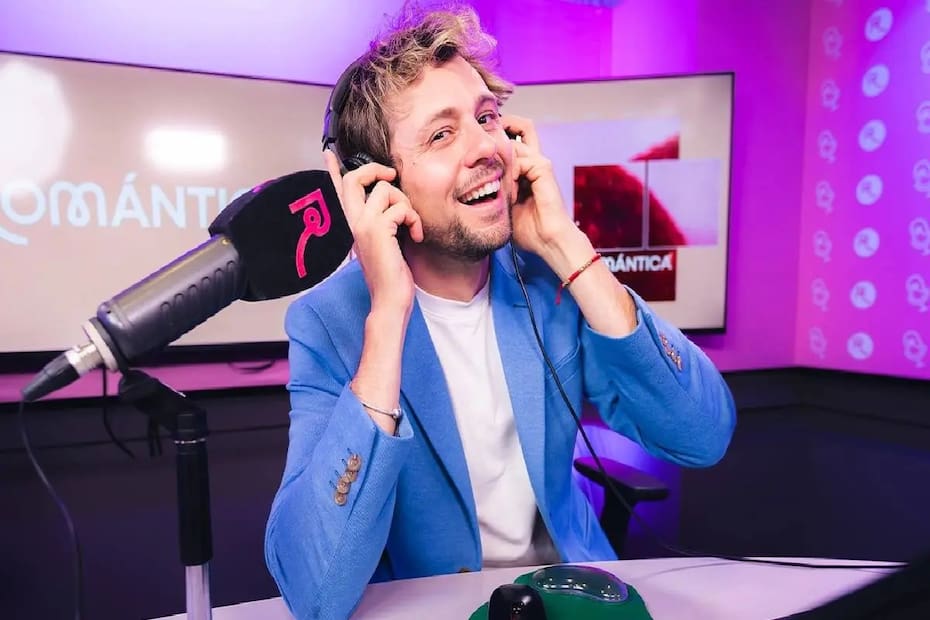 El animador dio su primer programa en Romántica, el cual se hará de lunes a viernes entre las 13:00 y 14:00 horas.