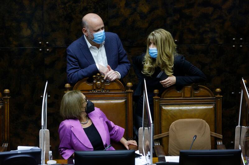Valparaiso, 28 octubre de 2020
Los senadores de oposicion Alvaro Elizalde, Ximena Rincon y Adriana Munoz participan de la sesion del Senado.
Raul Zamora/Aton Chile