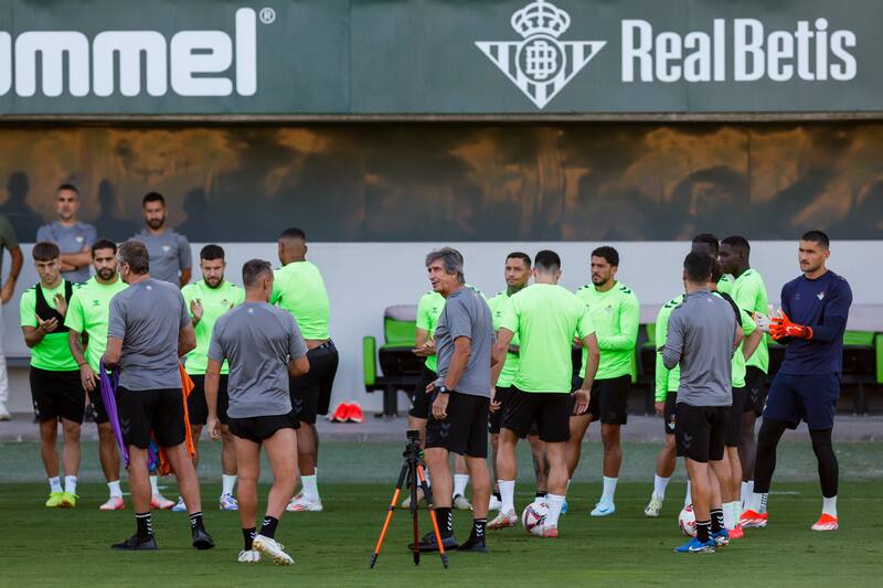 Manuel Pellegrini ha tenido un difícil inicio de temporada, pero algunos jugadores han podido sobresalir pese a ello. (Foto: EFE)