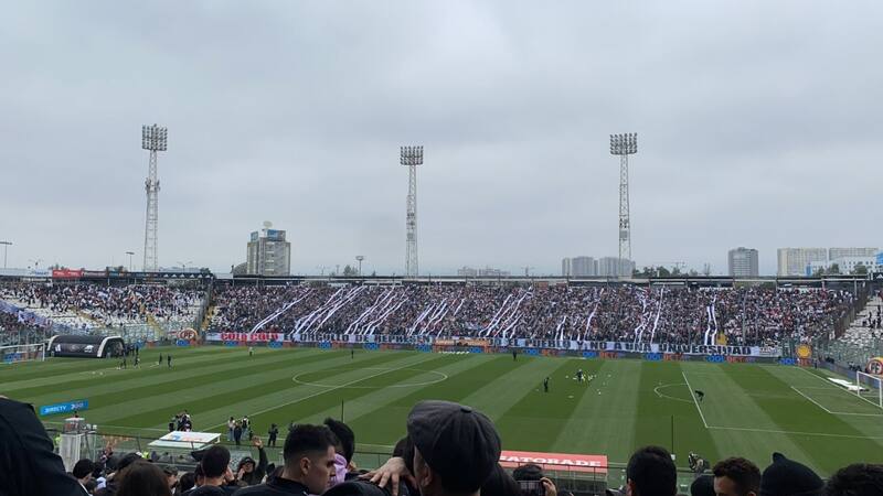Lienzo desplegado por hinchas de Colo Colo.