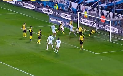 VIDEO | La lluvia complica a Brayan Cortés: el gol de Racing que golpea a Peñarol en Copa Libertadores