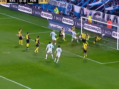 VIDEO | La lluvia complica a Brayan Cortés: el gol de Racing que golpea a Peñarol en Copa Libertadores