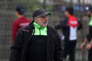 Tiene que elegir: el DT del fútbol chileno al que se le juntarán dos partidos el mismo día