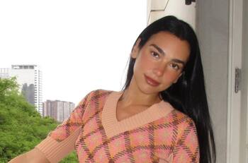 Dua Lipa brilla con transparencias y gran escote con su look para el Año Nuevo 2023