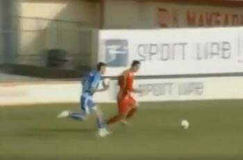 ¡Insólito! Jugador le quita el balón al contrincante con otra pelota
