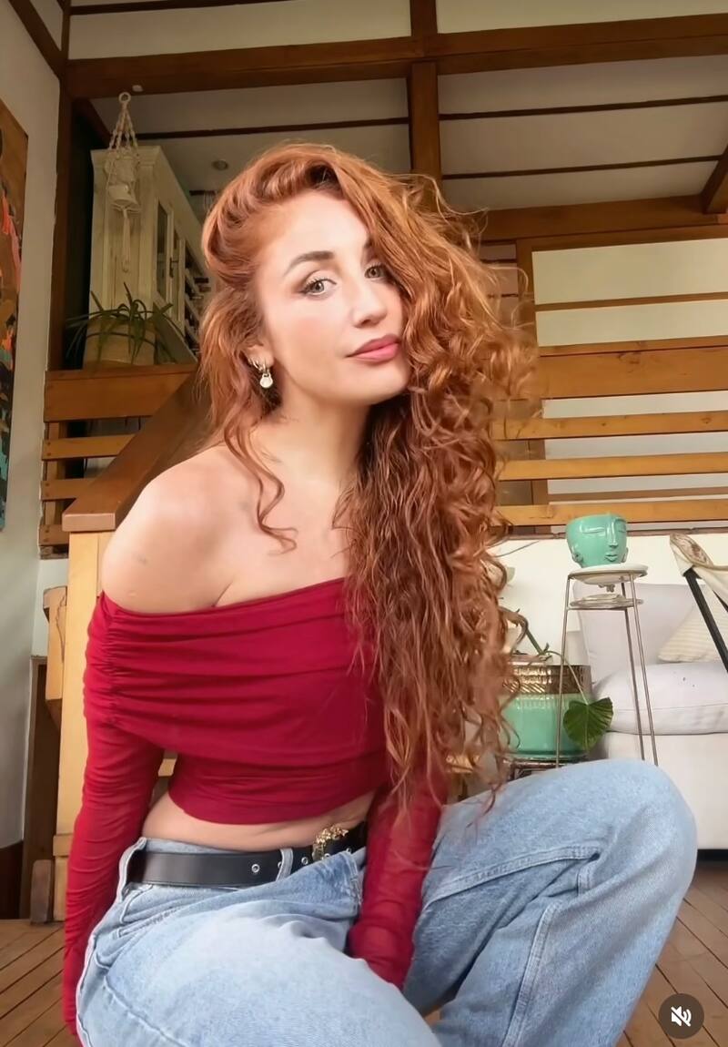 Daniela Castro sorprendió con un atrevido look.