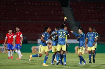 La Roja se salvó con polémica: La falta que anuló el empate para Colombia