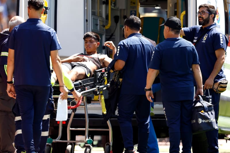 Dixon Pereira tuvo que ser retirado en ambulancia del Estadio Sánchez Rumoroso.