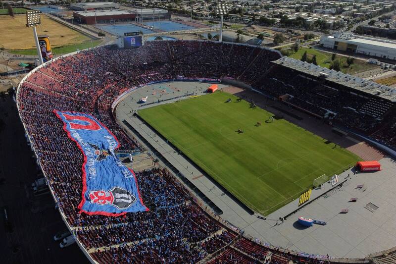 Con hinchas de la Universidad de Chile. Foto: Agencia Aton.