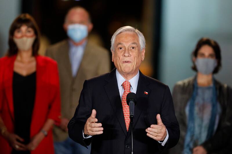 Santiago 25 octubre 2020
El Presidente de la Republica, Sebastian Pinera, realiza un punto de prensa en La Moneda junto a su gabinete ministerial por el plebiscito constitucional.
Dragomir Yankovic/Aton Chile