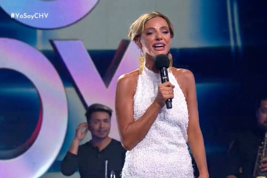 Emilia Daiber presentando el show de apertura en "Yo Soy"/ Chilevisión