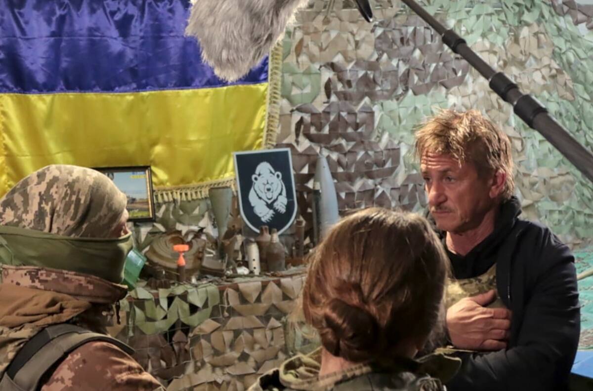 A pie y con maleta en mano: Sean Penn huye de Ucrania caminando millas hasta la frontera con Polonia