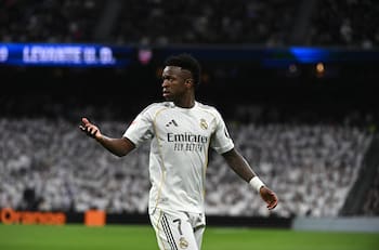 VIDEO | ¿Por “hacer la cama”? Monumental lluvia de pifias del Bernabéu a Vinícius Jr.
