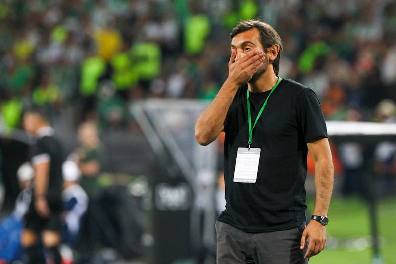 El DT interino de Nacional, y otrora jugador de Unión Española, se lamenta tras la derrota ante Atlético Nacional por Libertadores.