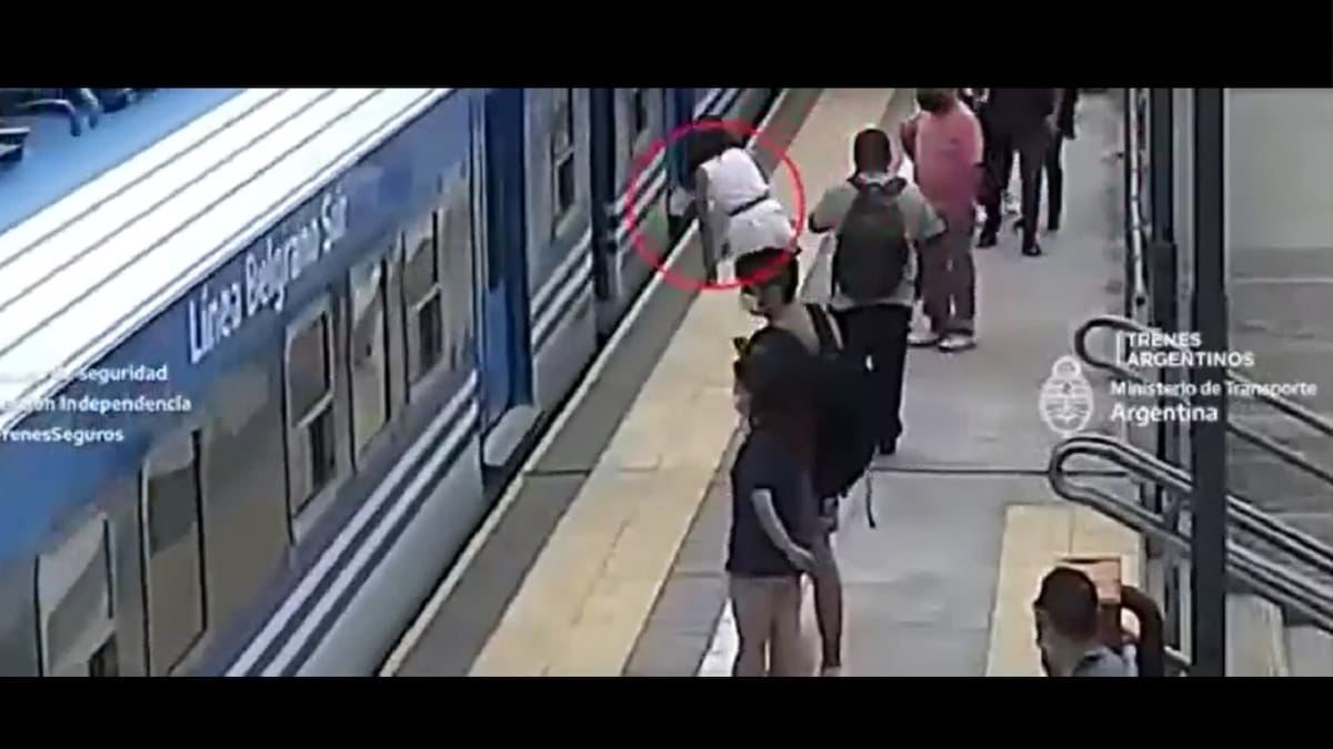 VIDEO | Joven cayó a las líneas del metro tras sufrir una descompensación: Fue rescatada con vida