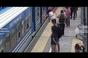 VIDEO | Joven cayó a las líneas del metro tras sufrir una descompensación: Fue rescatada con vida