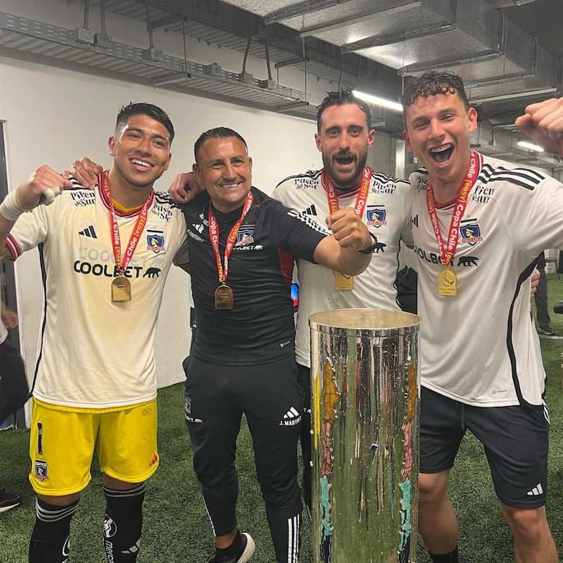 Junto a Brayan Cortés, Fernando De Paul y el preparador de arqueros Jorge Martínez en Colo Colo. Foto: @martinballesteros_1 en Instagram.
