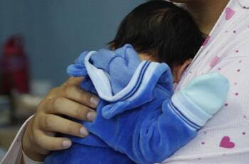Presunta negligencia: bebé se contagió de COVID-19 en hospital y generó brote en su familia