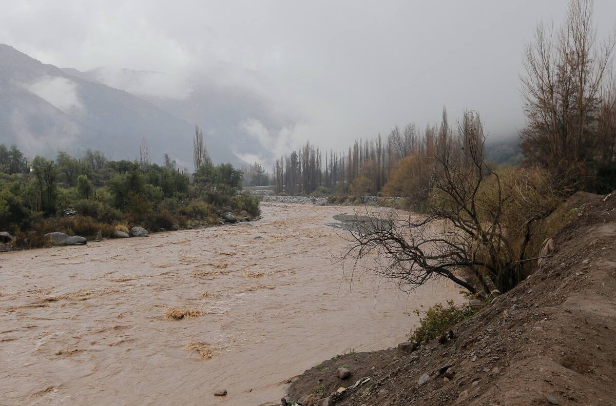 Cuerpo sin vida es encontrado en el lecho de un río en la Región de Los Lagos