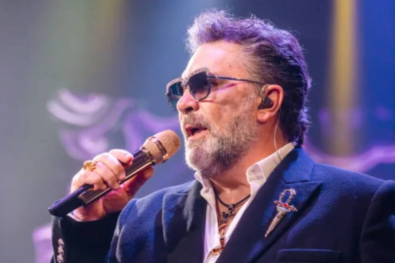 conduce un espectacular Mercedes.