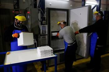 Más de 150 mil nuevas dosis de la vacuna de Pfizer BioNTech llegaron este jueves a Chile