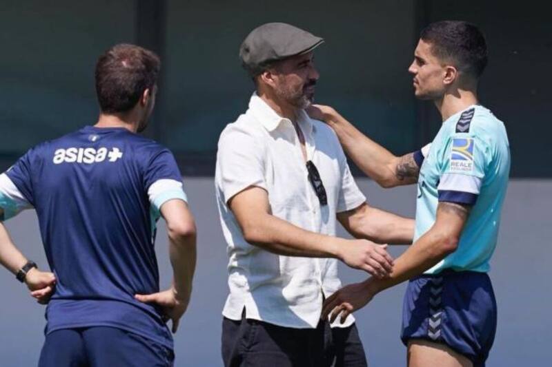 recibe el saludo del defensor Marc Bartra en la Ciudad Deportiva Luis del Sol. el chileno se va del betis tras cuatro temporadas. Foto: Instagram Marc Bartra.