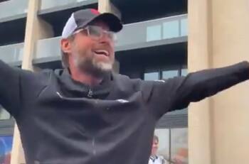 VIDEO: ¡Increíble el parecido! Doble de Jurgen Klopp animó el show en Wembley tomándose una cerveza "al seco"