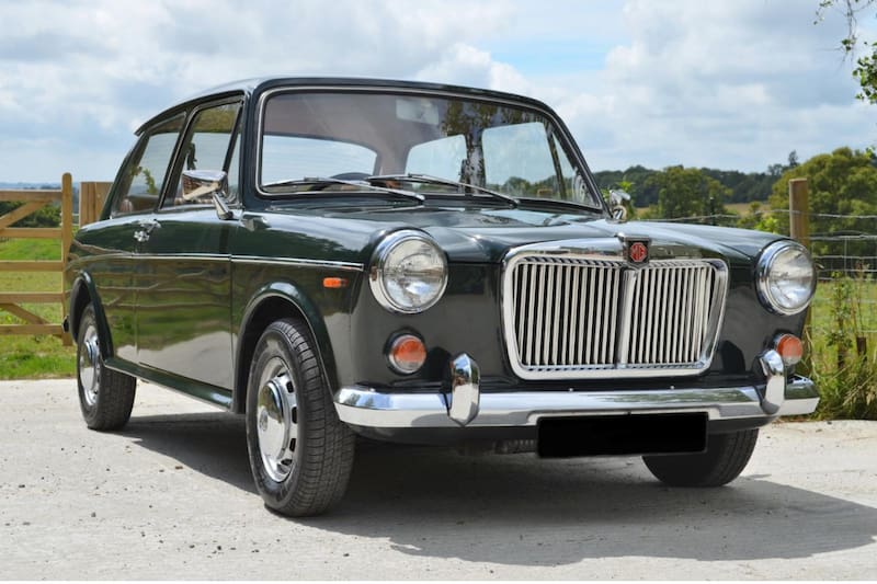 Vehículos que reflejan la evolución del diseño y la tecnología sobre ruedas.