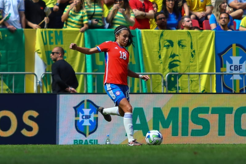 La defensora de la Selección Chilena Camila Sáez en acción durante el partido que este domingo animaron las escuadras de Brasil y Chile en Brasilia.