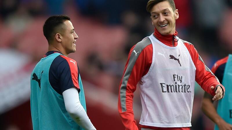 Mesut Ozil junto a Alexis Sánchez.