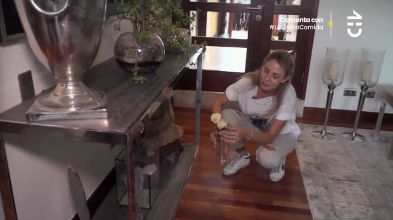 Gisella Gallardo con las rosas del funeral de su padre. Foto: CHV.