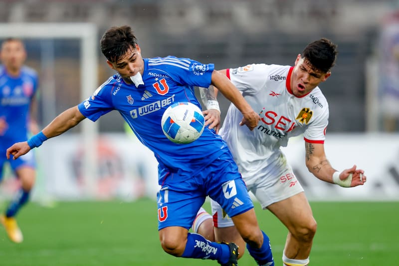 Bienneider Tamayo, a préstamo en los Hispanos, enfrentando a los azules en un duelo disputado en el Estadio Nacional.
