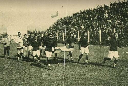 El representativo chileno sale a la cancha de los Campos de Sport. Ya en aquel entonces la convocatoria era masiva.