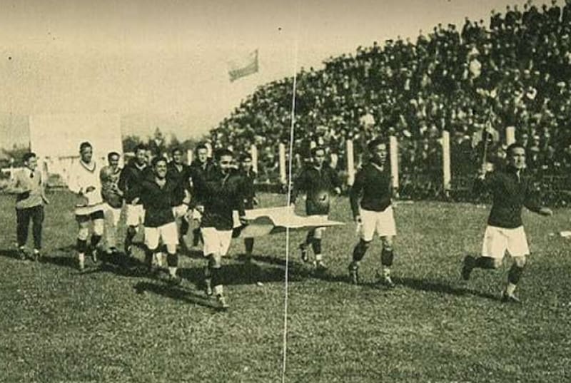 El representativo chileno sale a la cancha de los Campos de Sport. Ya en aquel entonces la convocatoria era masiva.