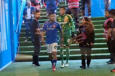 VIDEO | Lucas Assadi se burla de los hinchas de la UC con polémico gesto en el Claro Arena