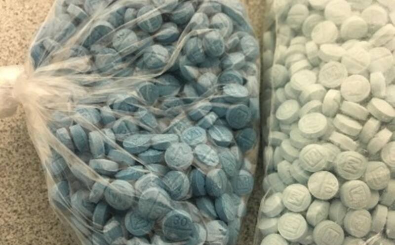 Entre los efectos inmediatos que produce está: Felicidad extrema, aletargamiento, náuseas, confusión, estreñimiento, sedación, problemas para respirar y pérdida del conocimiento.