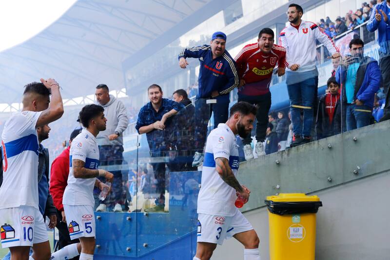 Eugenio Mena siendo insultado por hinchas de la U en 2023.
